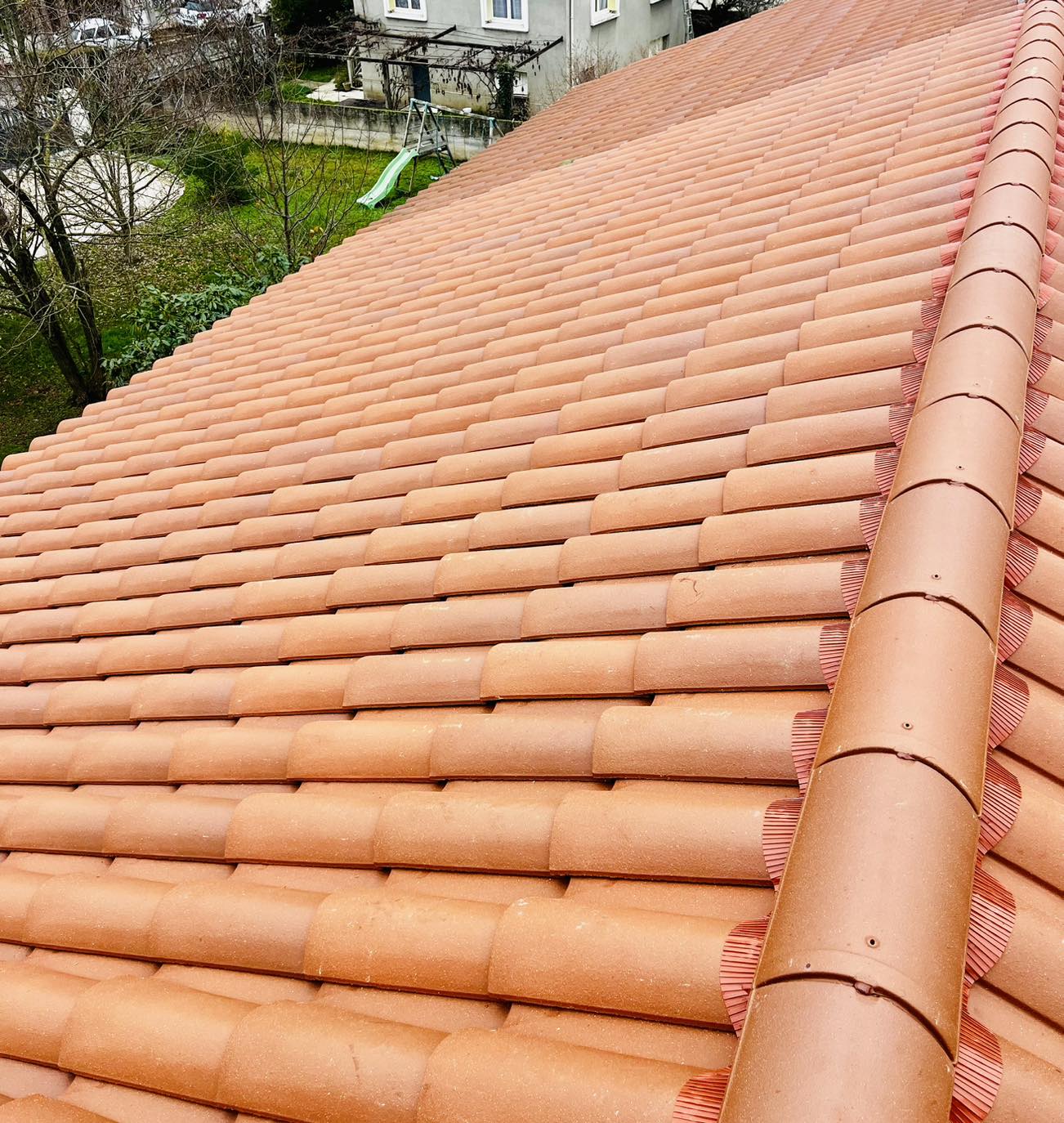 Toiture après rénovation par Frédéric Couverture - Résultat professionnel réparation toiture Lot